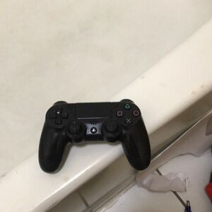black wireless ps4.controller